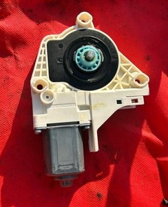 Audi A4 S4 8K A5 A6 Q7 RS6 Fensterhebermotor hinten rechts 8K0959812A