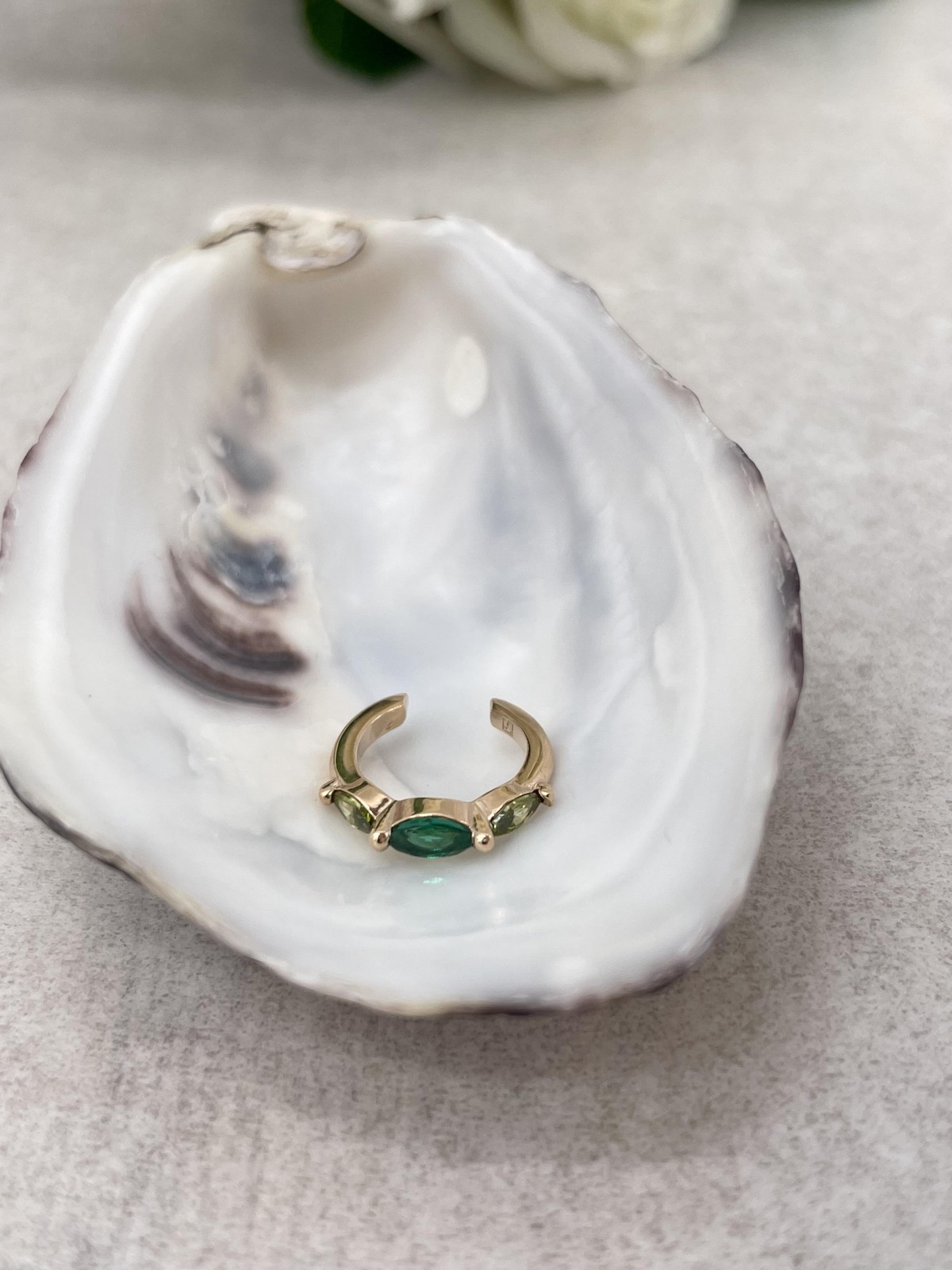 Anneau d'oreille unitaire plaqué or serti d'oxydes verts pour femme