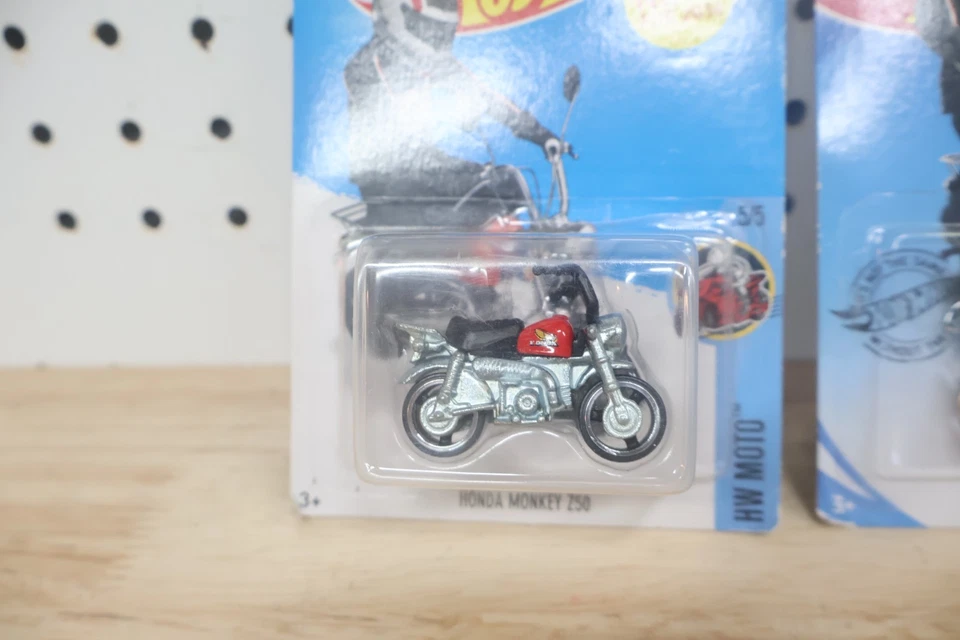 Nice New / NOS Pair OfHot Wheels 2016 Honda Monkey Z50 Motorcycles - New On Card - Image 3 of 4