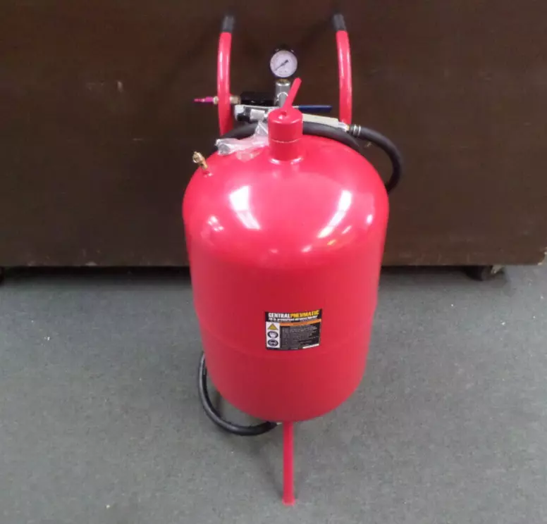 Central Pneumatic 60696 110 lb. Pressurized Abrasive Blaster