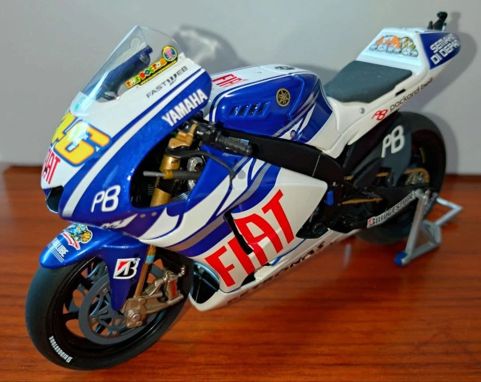 Minichamps Yzr-m1 Valentino Rossi 2010 1/12 Scale Diecast Motorcycle Model - Image 2 of 4