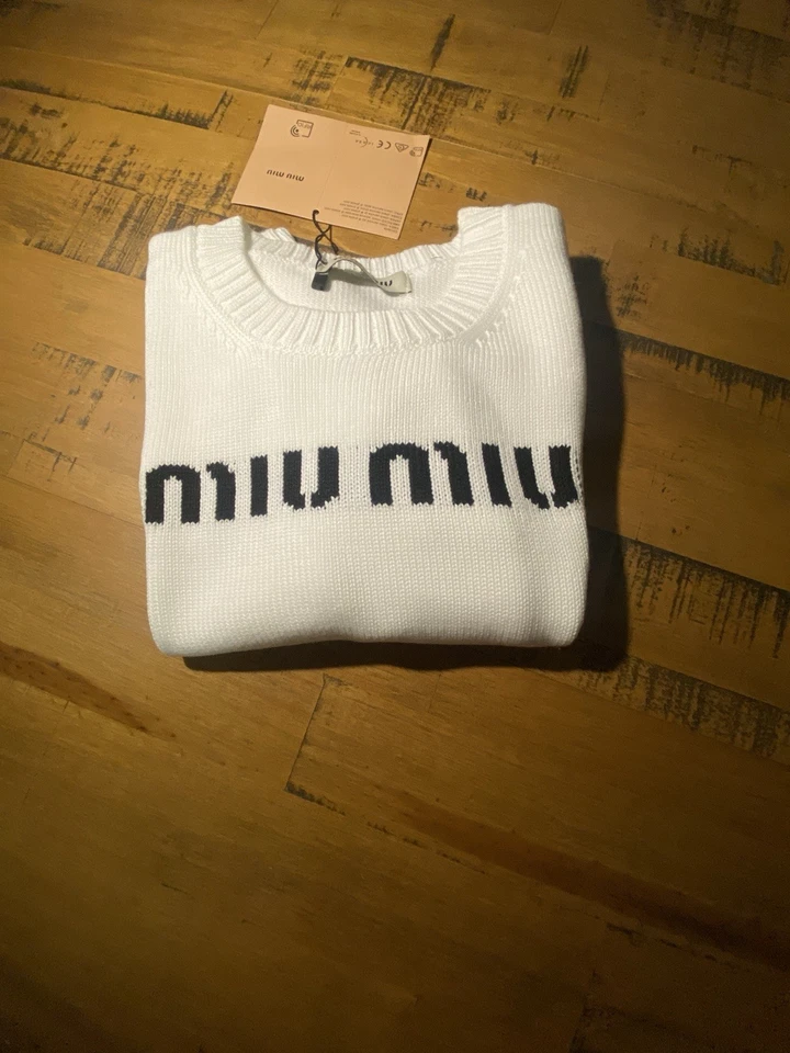 Suéter blanco recortado Miu Miu con logotipo negro. Talla pequeña Foto 2 de 4