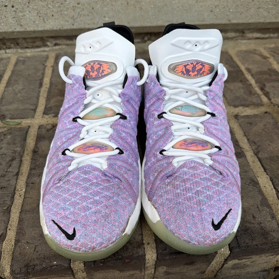 Tênis de basquete Nike LeBron XVIII 18 roxo branco (CW2760-900) GS tamanho 4,5Y - Imagem 2 de 4