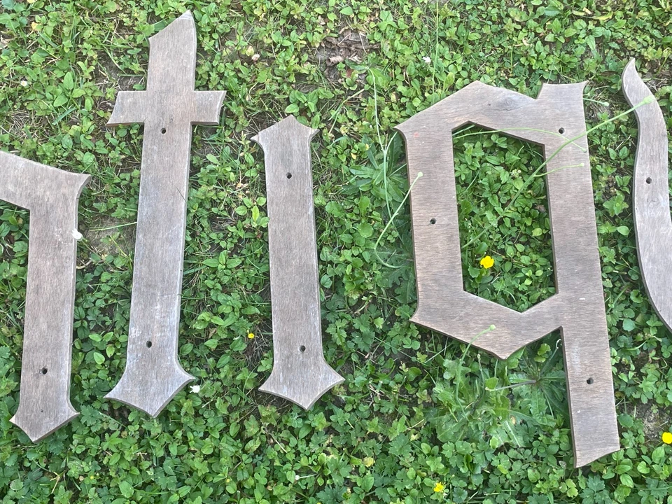 ANCIENNE ENSEIGNE COMMERCE "ANTIQUITES" - 10 GRANDES LETTRES EN BOIS BRUT - - Photo 3/4