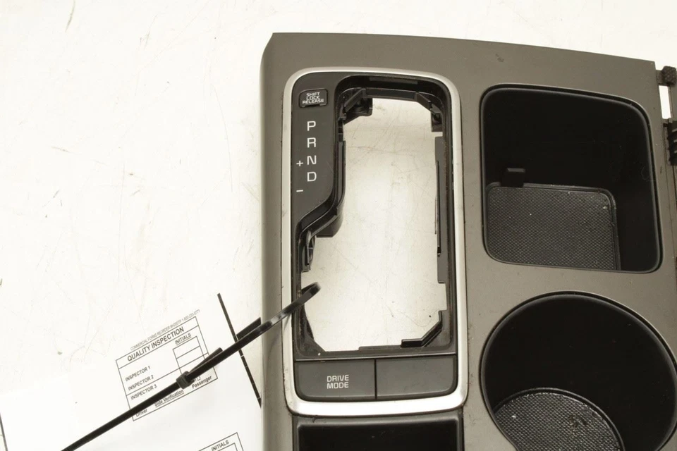 Kia Optima LX 19-20 consola central palanca de cambios bisel moldura cubierta panel con portavasos Foto 3 de 4