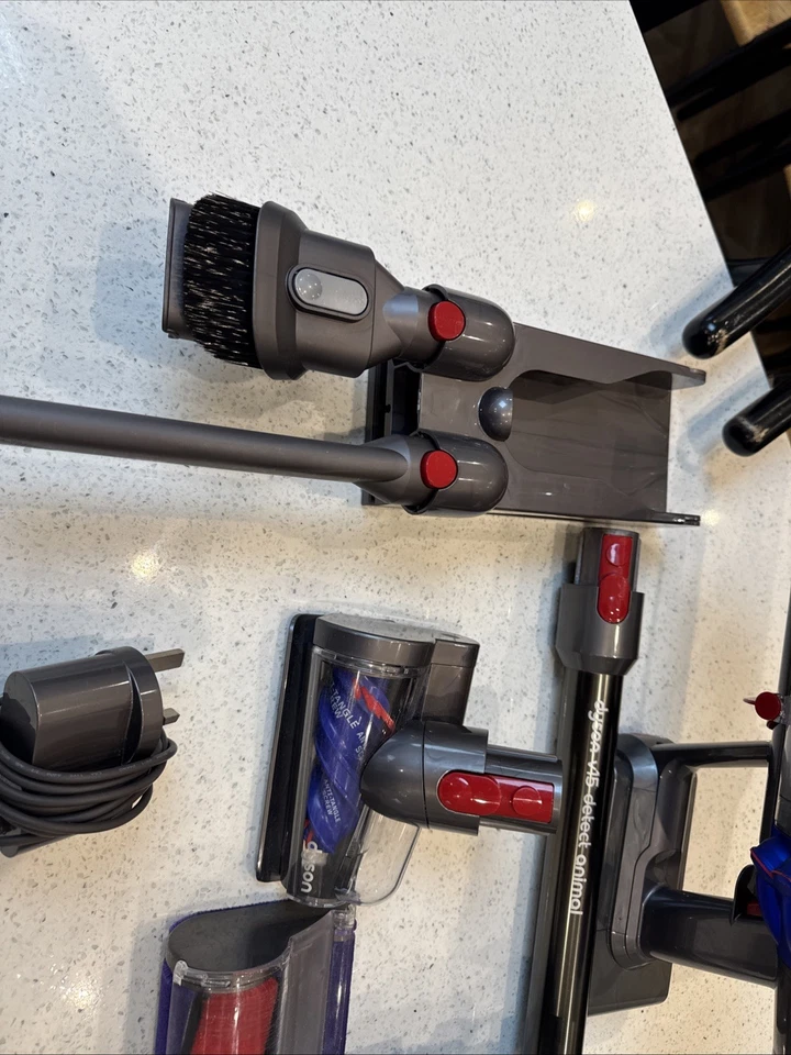 Dyson V15 Detect Animal Cordless Vacuum Cleaner Animal IMMACULATE COND - POST - Image 4 of 4