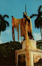 Statue of Kamehameha Day, Decked wiht Lais Honolulu Hawaii c1960s Postcard