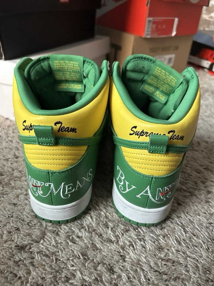 Talla 10.5 - Supreme x Nike Dunk SB High By Any Means - Brasil Foto 4 de 4