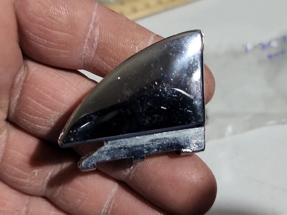 NOS 1964-1965 OLDSMOBILE F-85 SOPORTE VENTANA VENTILACIÓN DELANTERA 1361131 GM OEM Foto 4 de 4