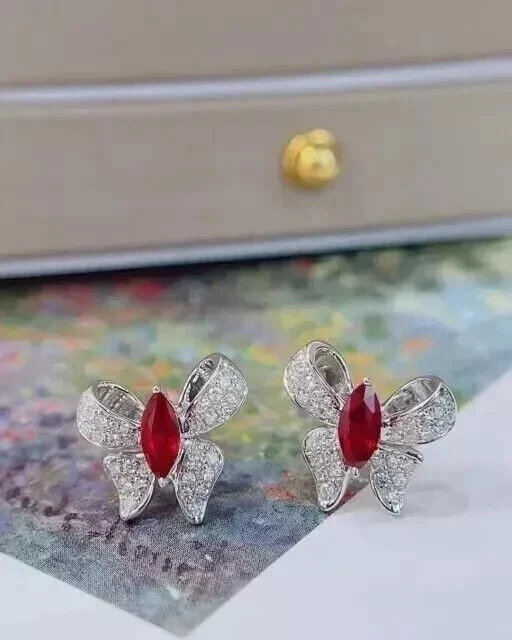 Aretes mariposa rubí rojo simulado corte marquesa enchapados en oro blanco de 14 k Foto 3 de 4