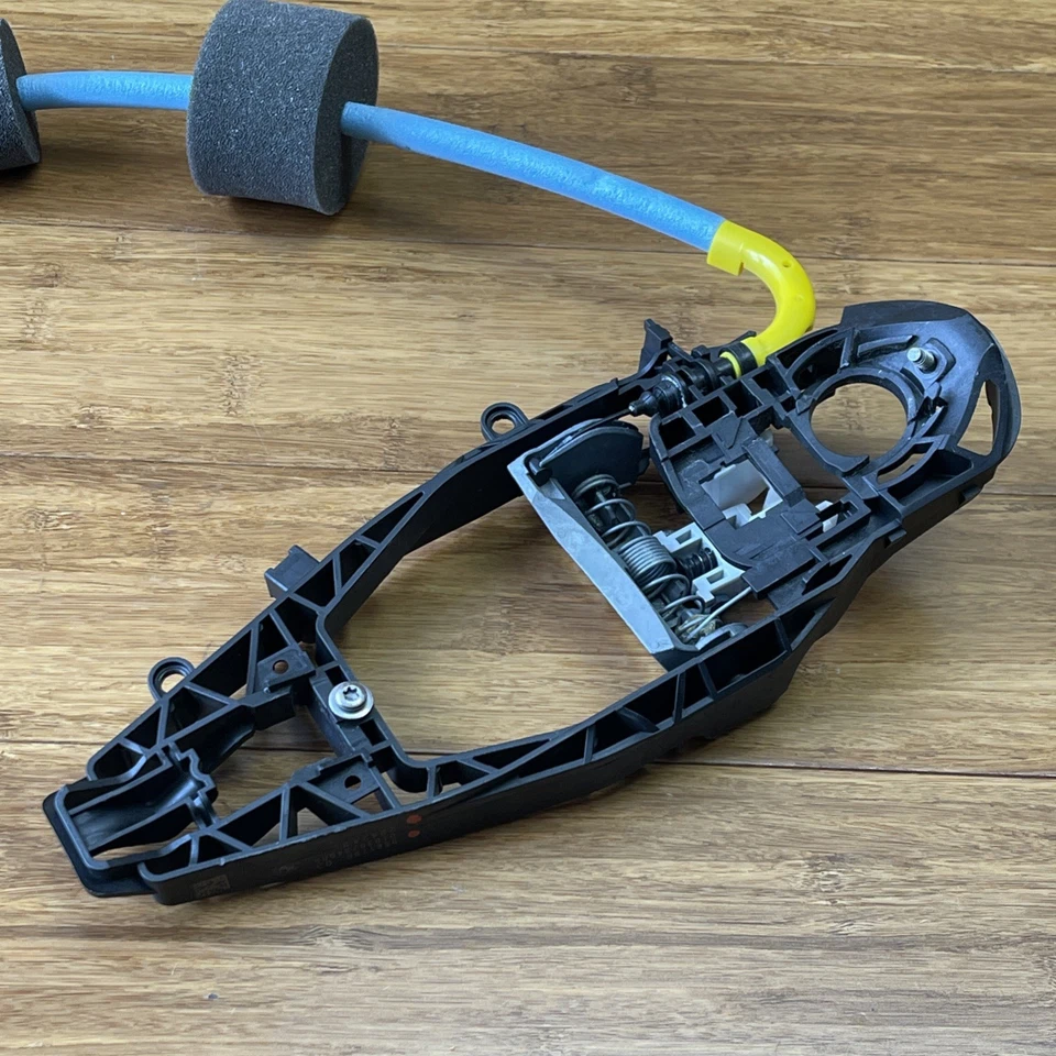 Actuador de bloqueo de pestillo de puerta delantera derecha BMW 330i G20 2016-2025 7445044 OEM Foto 4 de 4