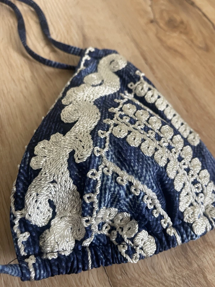 Top de Bikini Nanette Lepore Deja Azul Vixen Talla Mediana Giratorio Usado en Excelente Condición Bordado Foto 2 de 4