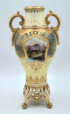 Coalport zweigriffige vergoldete Schmuckvase mit Seeblick handbemalt grün 1900