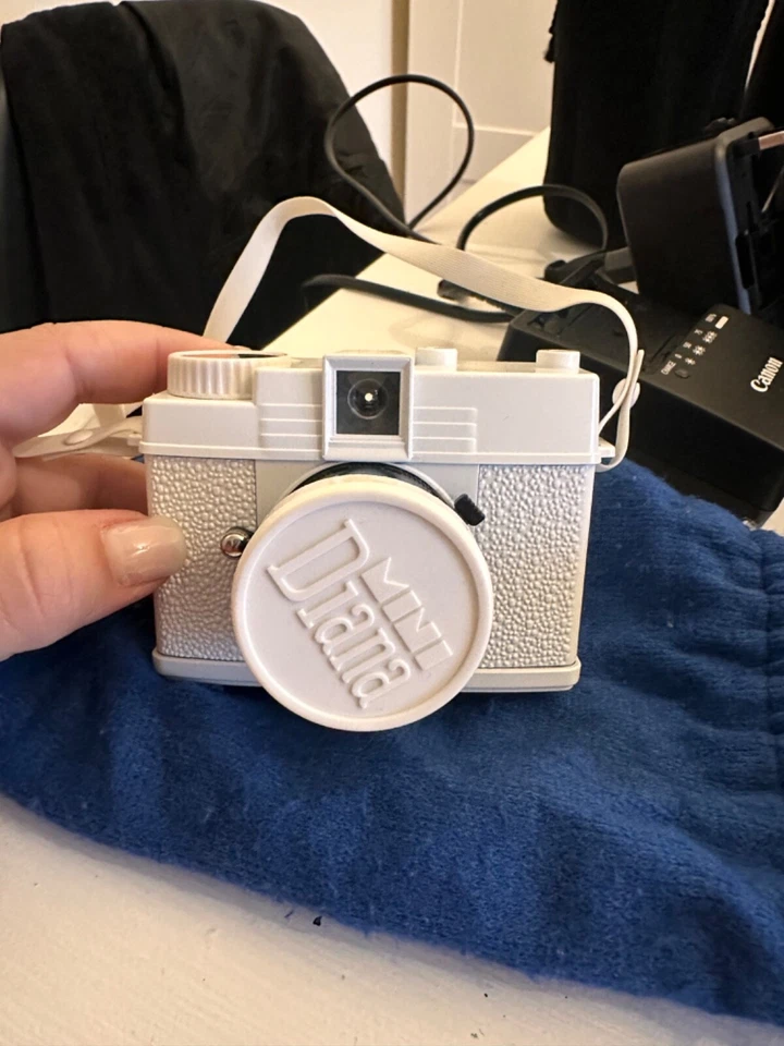 2 Canon cameras +Lens and accessories  - Image 3 of 4