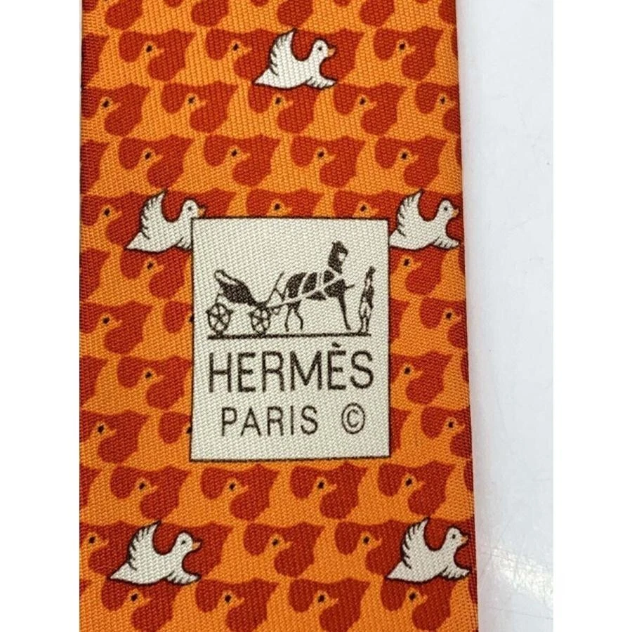 Gravata de pescoço HERMES seda laranja vermelho logotipo vendedor japonês N0122 35 Fabricada na França - Imagem 3 de 4