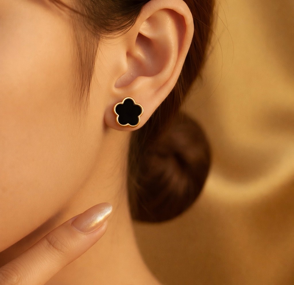 Boucles d'oreilles trèfle noir waterproof et hypoallergéniques en or