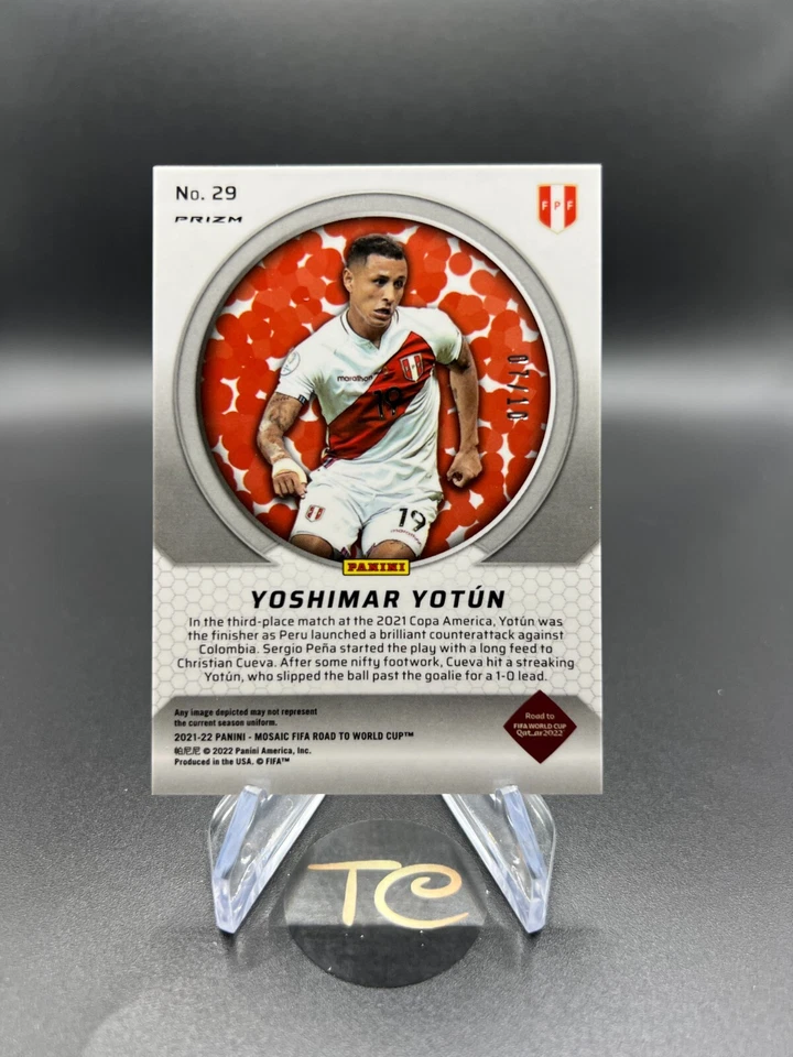 2021 Mosaic YOSHIMAR YOTUN Men Of Mastery Gold Prizm - SP 07/10  Peru - Image 2 of 2