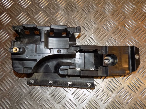 Opel Vectra C Signum Sicherrungskasten Halter Träger Motorraum 24437468