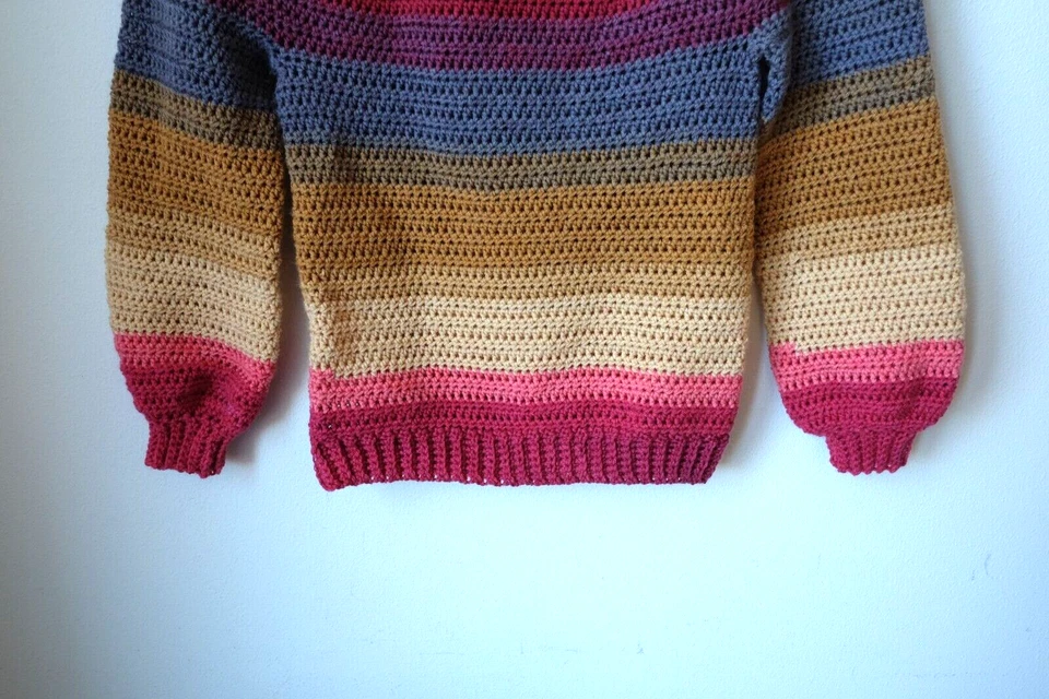 NUEVO Suéter Hecho a Mano Cuello Redondo Pequeño Mediano Crochet Tejido Ombre Mandala Prendedor Púrpura Foto 3 de 4