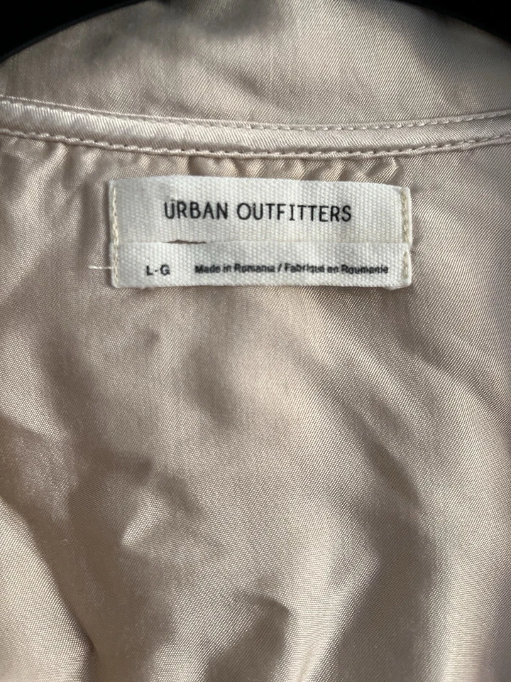 Blusa Camisa Urban Outfitters Silk Feel en Beige Oyster Talla UK Grande A4 Foto 3 de 4