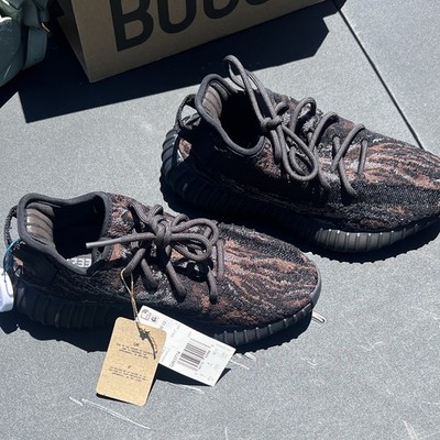 Yeezy Boost 350 V2 Low Top Lace-Up Striped Sneakers Black/Brown New Box