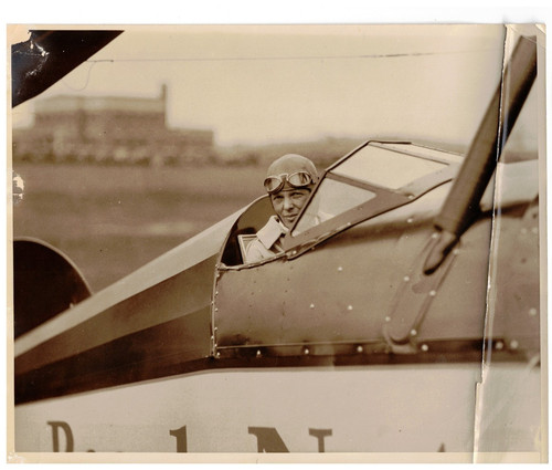 VINTAGE ORIGINAL 1930s 10x8" PHOTO! AMELIA EARHART IN COCKPIT BEECH-NUT AUTOGYRO
