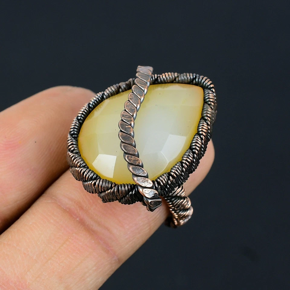 Maravilloso anillo de joyería envuelto en alambre de cobre con piedras preciosas hechas a mano de calcedonia amarilla Foto 3 de 4