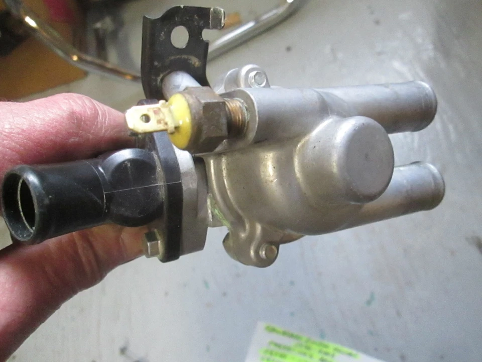 Montaje de tapa y cuerpo termostato Kawasaki EN500 Vulcan 16160-1138 / 16160-1170 Foto 2 de 4