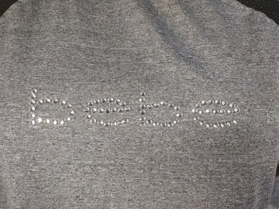 NUEVO SIN ETIQUETAS Bebe Sport negro gris ventilado manga larga top deportivo logotipo joya grande Foto 3 de 4