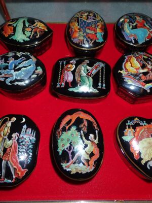 Vintage 1988 Franklin Mint Porcelain Music Box 12 Piece Set