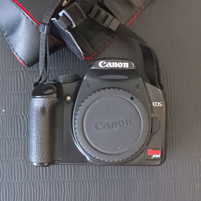 Canon EOS Rebel XSi 12.2MP Digital SLR Camera Body Black w/ Strap & Charger
