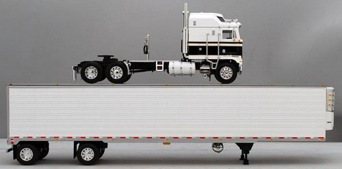 DCP 1/64 60-1558 BLACK & WHITE KENWORTH K100 AERODYNE LONG FRAME W/TK REEFER NIB - Picture 2 of 10