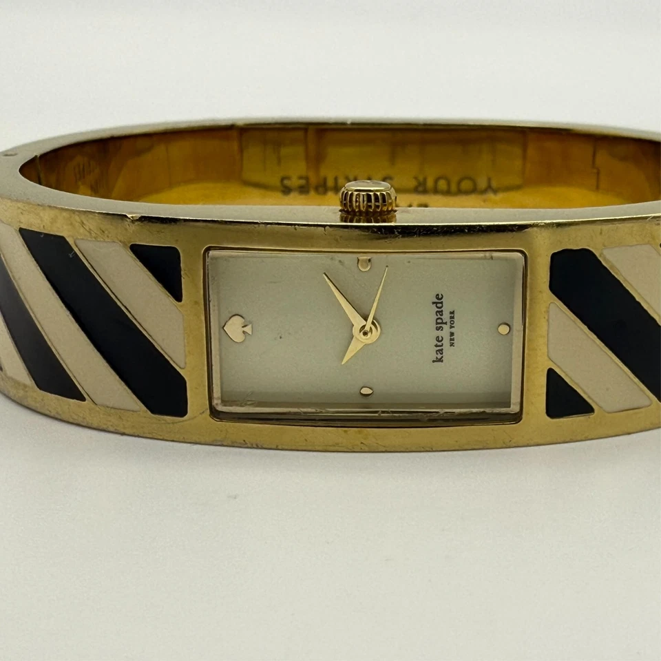Reloj brazalete para mujer KATE SPADE tono dorado, rayas negras/blancas con bisagras, 16 mm funciona Foto 4 de 4