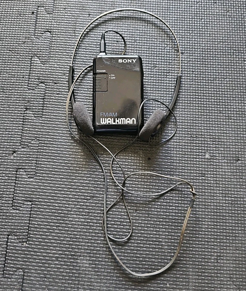 Vintage Sony Walkman SRF-29 Black AM/FM Radio With Belt Clip
