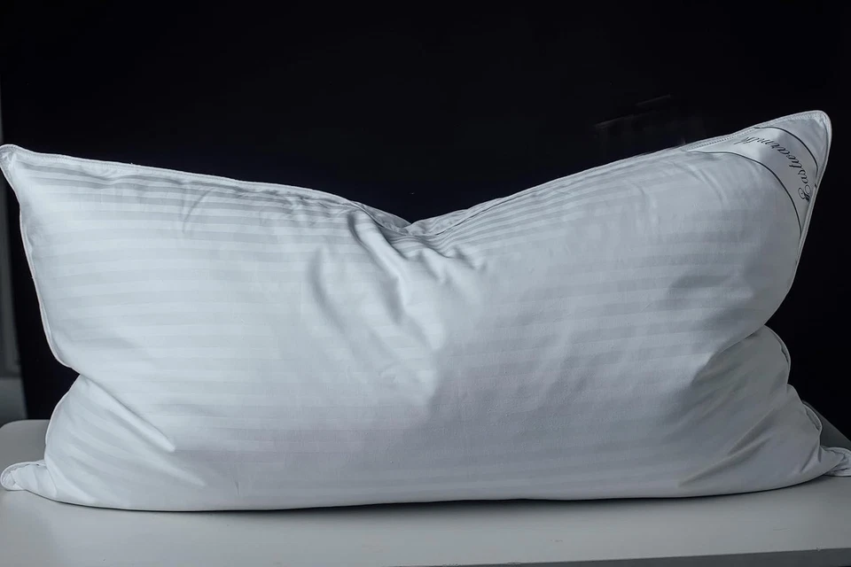 Almohada King de Algodón Extra Suave con Relleno de Plumón de Ganso - Rayas Blanco Elegancia Foto 3 de 4