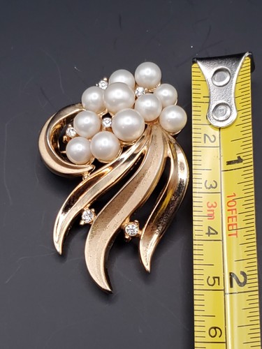 Vintage TRIFARI goldfarbene Kunstperle Blumenblatt Brosche/Pin - Bild 9 von 10