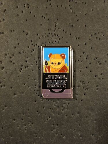 Star Wars VHS Tape Blind Box Episode 6 Ewok Loungefly Disney Pin - Afbeelding 1 van 2