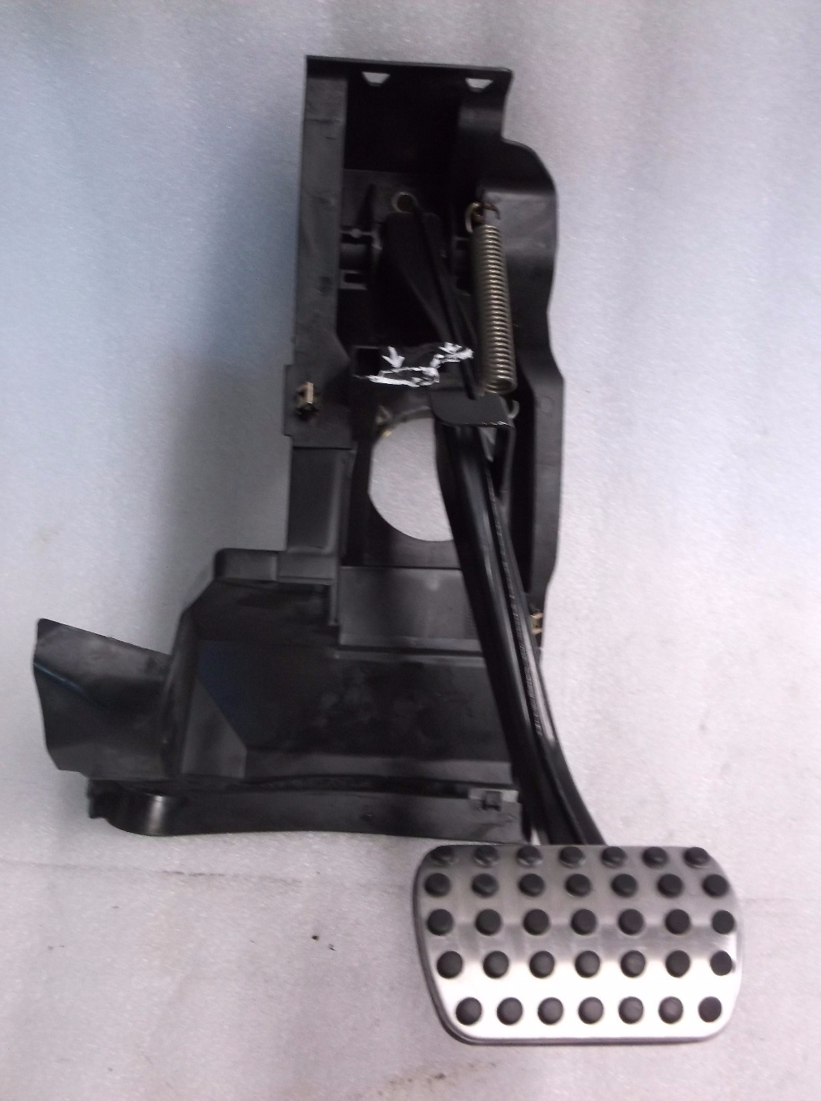 BS61048 20022005 MERCEDES W203 C320 BRAKE PEDAL PAD ASSEMBLY