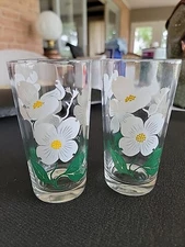 Boscul Peanut Butter Glass White Dogwood Lot Of 2 - Flowers. Excellent Collector