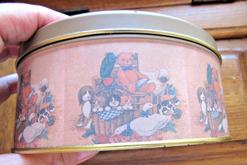Oso de peluche vintage de hojalata, ovejas, gatos, perros, patos lata de metal redonda de 5" - Imagen 5 de 5