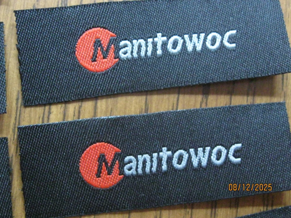 ETIQUETAS DE COSTURA DE TELA CON LOGOTIPO DE EMPRESA GRÚA MANITOWOC 20 PIEZAS. TOTALMENTE NUEVO Foto 3 de 4