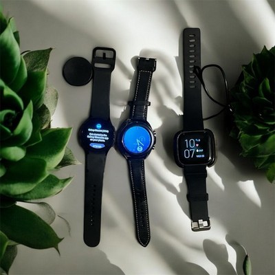 Samsung Galaxy Watch 3 & 4 + Fitbit Versa 2 Lot mit Ladegeräten - Smartwatch Bundle