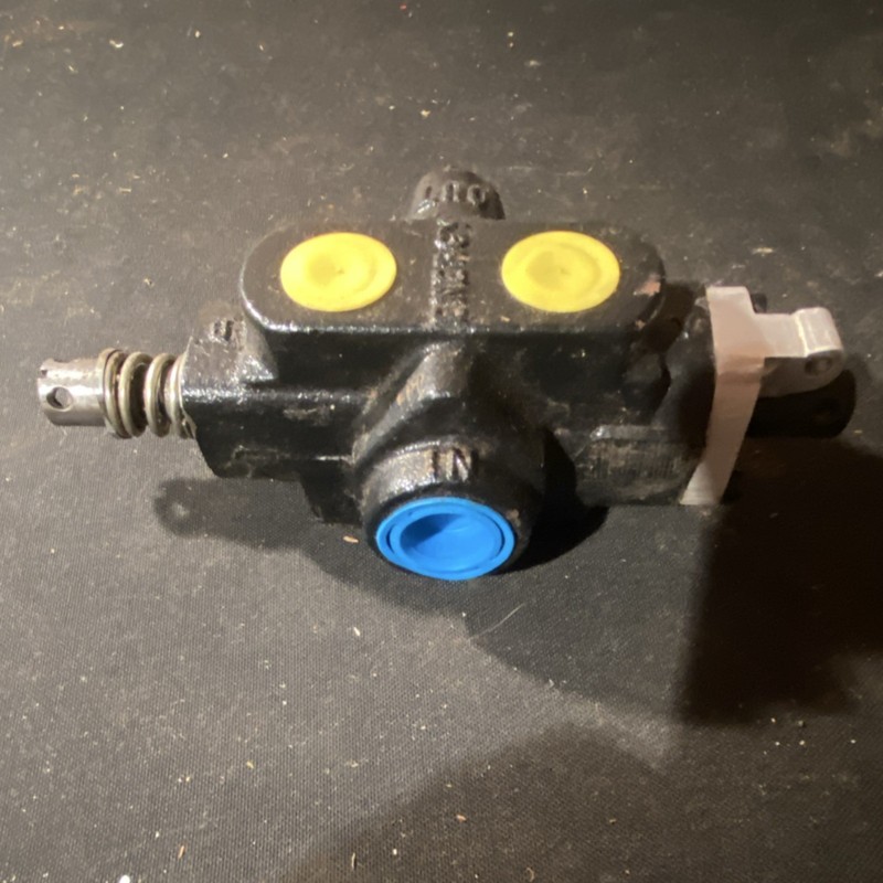 ENERGY 410C Manual Hydraulic Valve for Oil/Air, Black with Yellow/Blue Port Caps