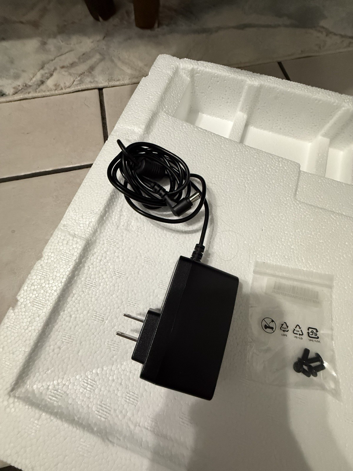 LG 24LJ4840-W 24-Inch HD (720p) LED Smart TV new