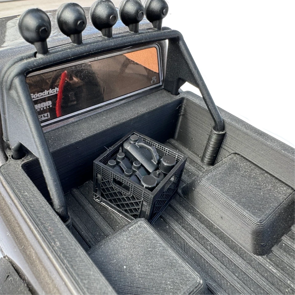 1/24 Scale Milk Crate with Oil Bottles and Spray Cans SCX 24 Furitek Crawler 4x4 - Image 3 of 4