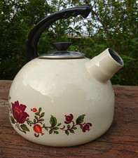 Collection Vintage Bouilloire en métal émaillé motif floral sur fond beige déco