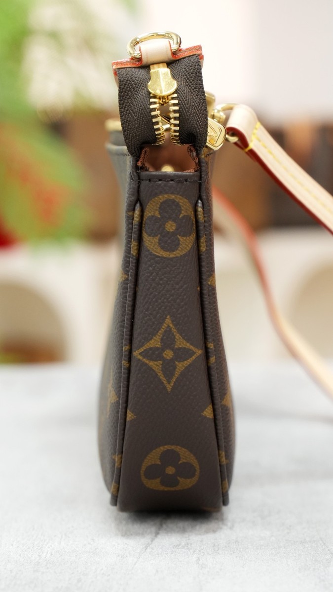 Louis Vuitton Pochette Accessories Monogram Shoulder Bag Excellent