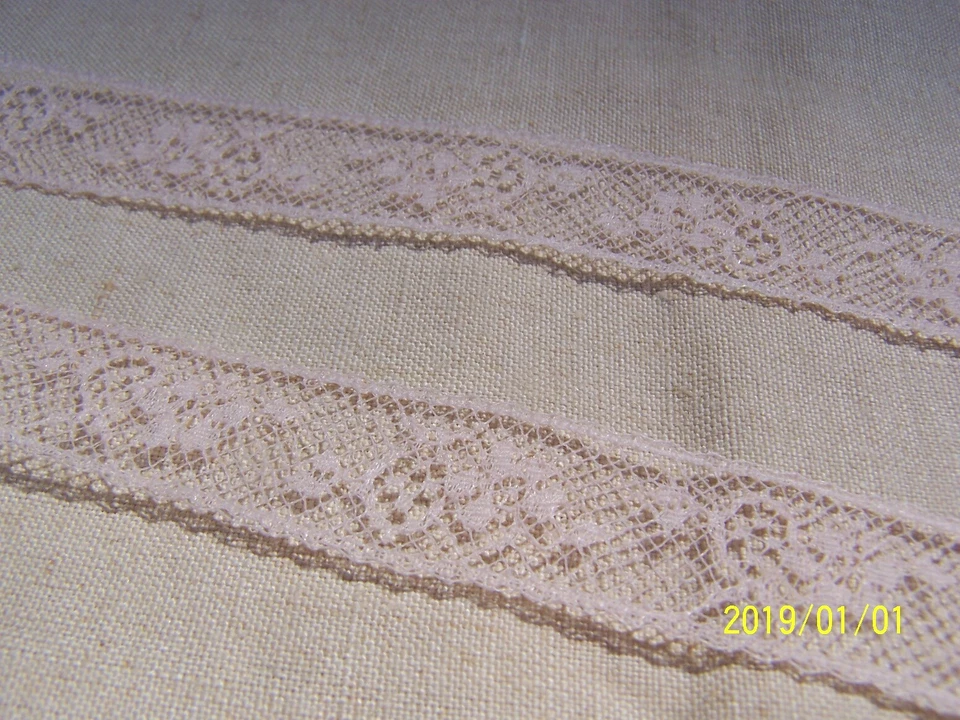 Ancienne dentelle " entre deux " de Calais. Couleur rose tendre. Très fine. N°4 - Photo 2/4