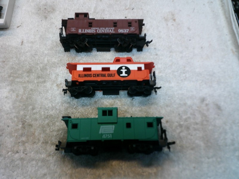 h/o scale 3 caboose tyco and ??? 1 broke coupler 1 missing coupler