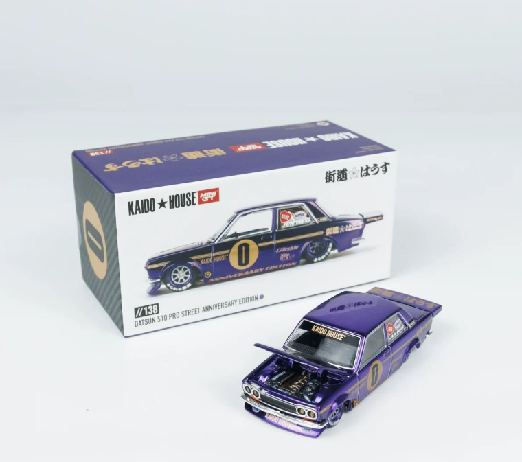 KaidoHouse X Mini GT 1/64 Datsun 510 Pro Street Anniversary Edition – Modello Die-Cast